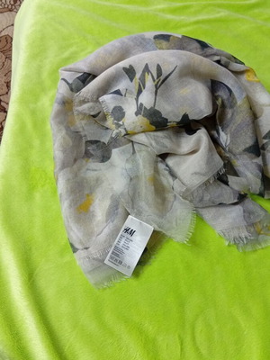 H&M women's scarf like new with floral pattern multicolor