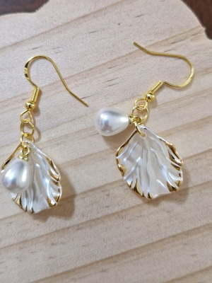 Earrings with white pearls