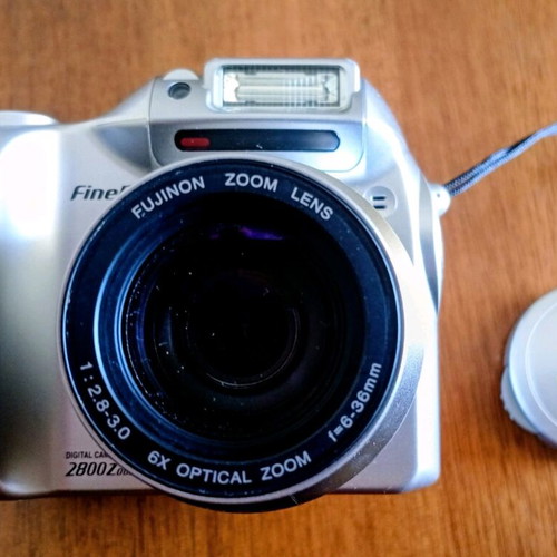 Fujifilm Finepix 2800 Zoom digital camera like new