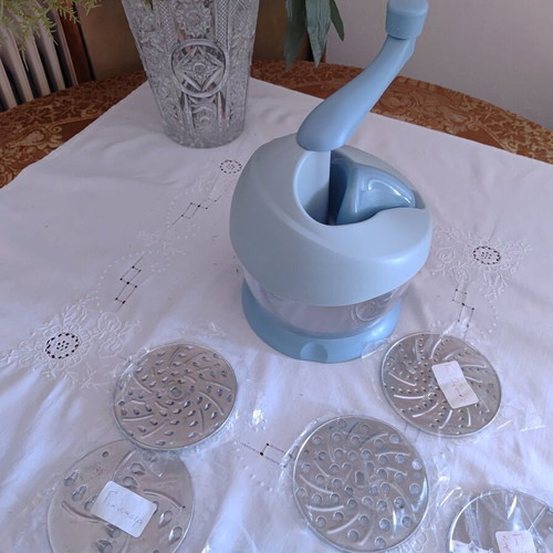 Grater with 6 application discs like new