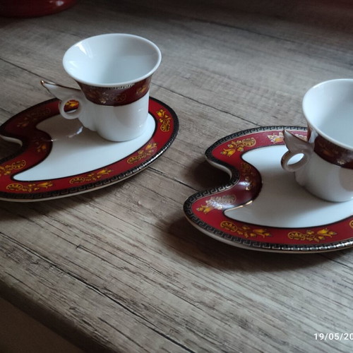 Porcelain tea cups like new with unique asymmetrical feather-shaped saucers