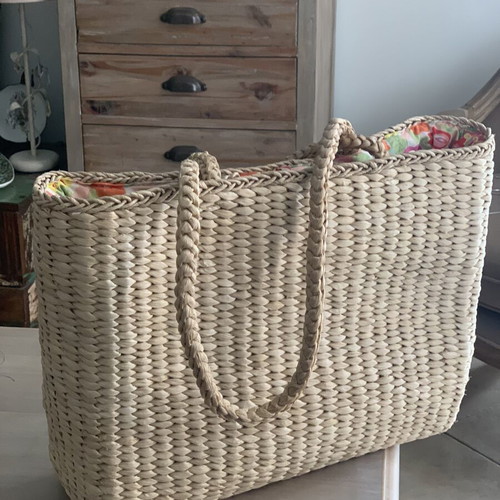 Straw bag like new with braided handles and colorful fabric lining