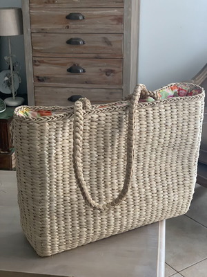 Straw bag like new with braided handles and colorful fabric lining