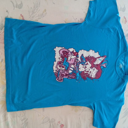 T shirt like new, size L, blue with print