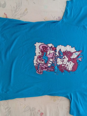 T shirt like new, size L, blue with print