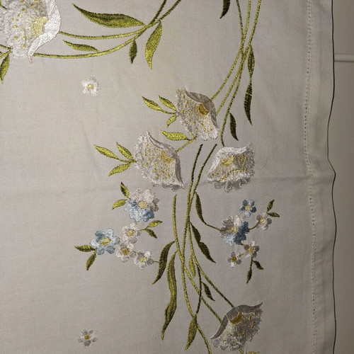 Set of 3 embroidered linens like new with delicate floral design