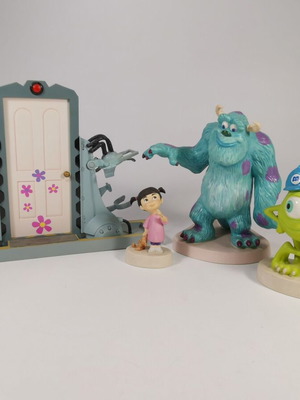 Φιγούρες WDCC Monsters Inc. μεταχειρισμένες, Sulley, Mike, Boo και Boo’s Door σετ