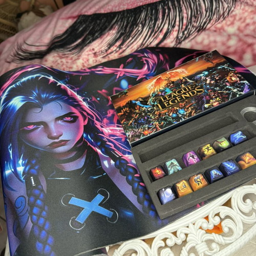 League of Legends gaming set with Jinx mouse pad and keycaps