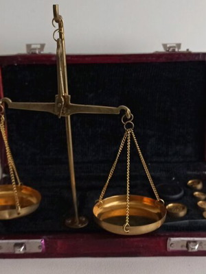 Vintage scale used with wooden case and weights