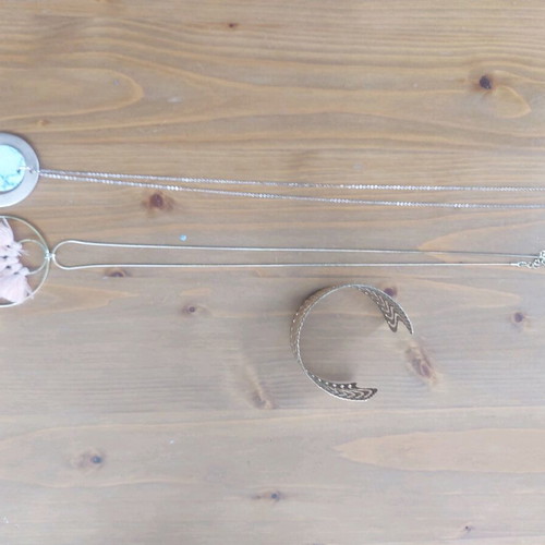 Jewelry set with 2 long necklaces and wrist bracelet in pink gold faux