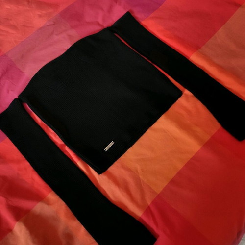 Combos Knitwear Μαύρο Πλεκτό Top Σαν Καινούργιο, Με Έξω Τους Ώμους