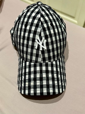 New Era women's hat like new, size S