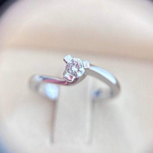 Solitaire ring white gold k18 with diamond like new