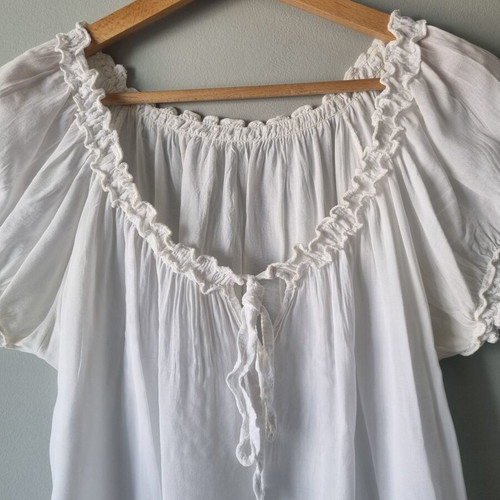 Blouse with decorative gathers, like new, size S, white