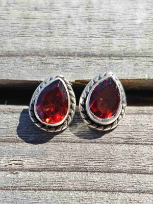 Silver Earrings with Garnet New