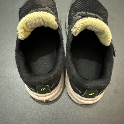 Παπούτσια Asics αγόρι νούμερο 28 μεταχειρισμένα, φθαρμένα στα πάνινα μέρη