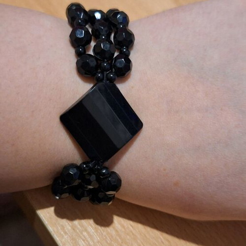 Bracelet with black stones elastic like new, diameter 6 cm