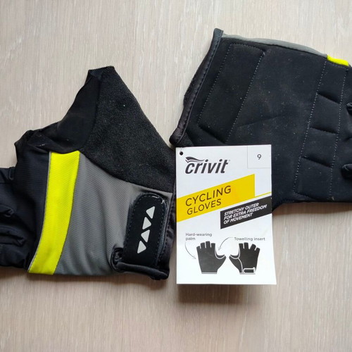 Cycling gloves new with free plastic coin holder
