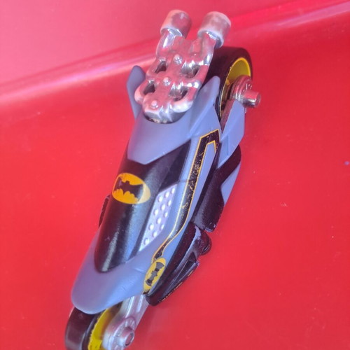 Hot Wheels Batman Thunder Cycles 2006 and Batman vehicle