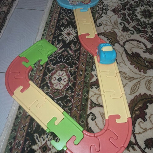 Track toy like new with 7 yellow, 7 orange and 3 green pieces