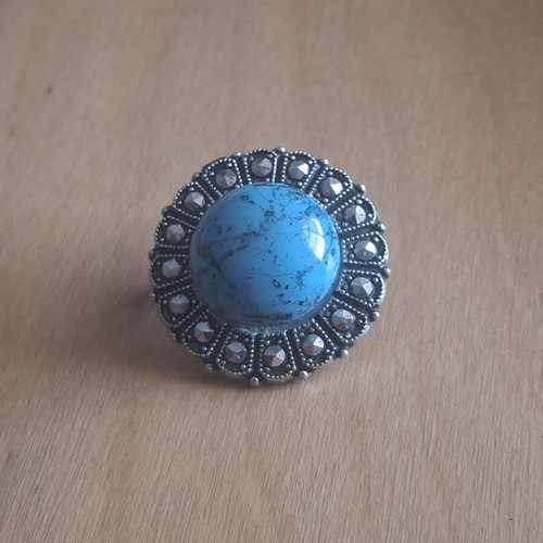 Vintage round brooch with turquoise stone