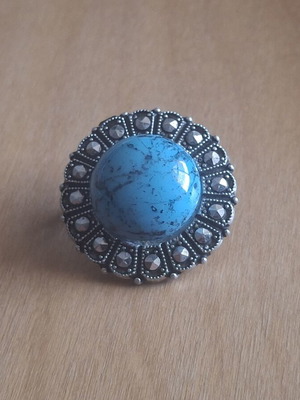 Vintage round brooch with turquoise stone