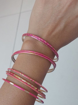 Bracelet set like new with gold and pink fuchsia colors