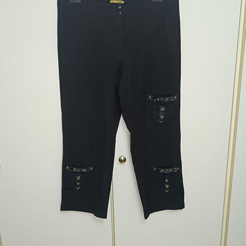 Black Cargo Capri like new with metal details, size M