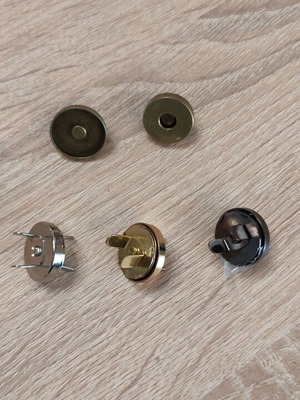 Strong magnet with legs new in various colors