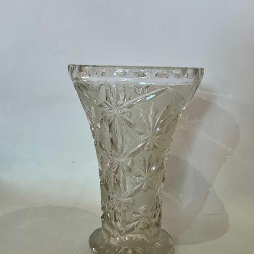 Tabletop crystal vase used with embossed designs 24x16