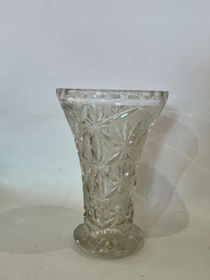 Tabletop crystal vase used with embossed designs 24x16