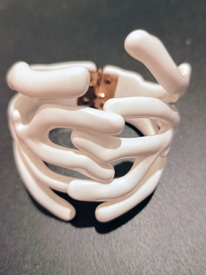 Statement cuff bracelet "Coral" in white resin, Angela Caputi style