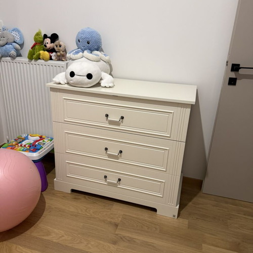 Bellamy crib and dresser set like new, pure white with mattress