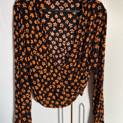 Short blouse with flowers like new, size S, black
