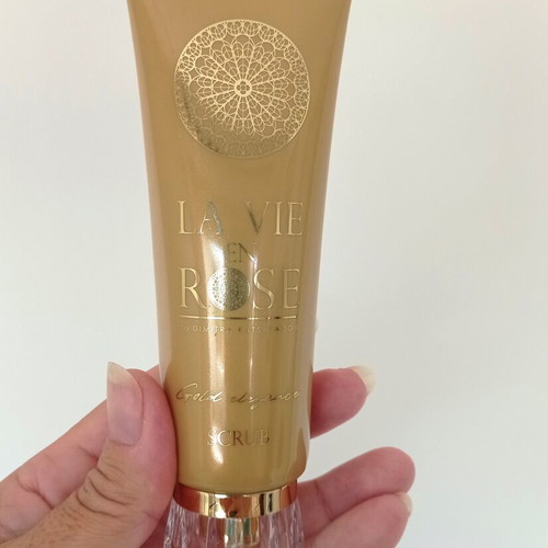 La Vie en Rose scrub for face used