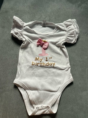 Βρεφικό φορμάκι κορμάκι my 1st birthday με βολάν μανίκι σαν καινούργιο, 18-23 μηνών