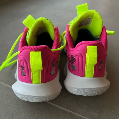 Under Armour Curry Flow 10 sneakers like new, size 43, pink and green