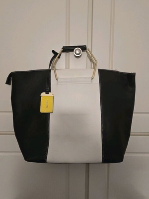 Bebe handbag black and white like new