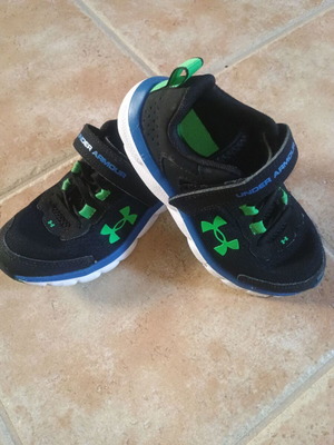 Under Armour kids' athletic shoes size 31 like new, black