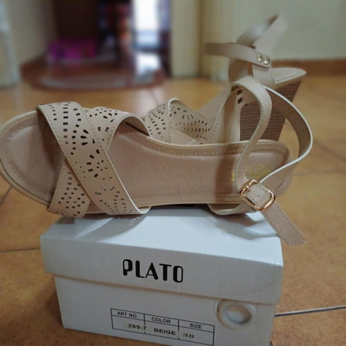 Sandals used in ecru color, size 38, narrow fit