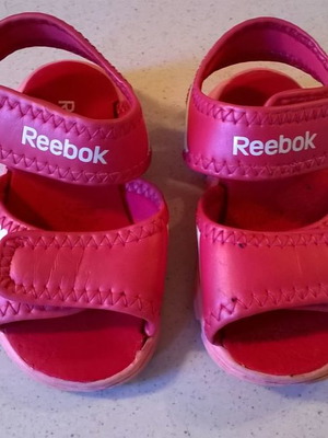 Παιδικά σανδάλια Reebok μεταχειρισμένα, ροζ, νούμερο 21