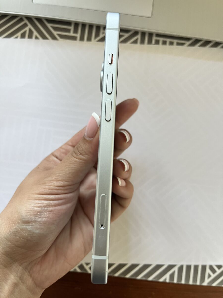 Apple iPhone 15 128GB white like new - € 500,00 - Vendora.cy