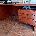  Γραφείο από ξύλο κερασιάς με τζάμι και 3 συρτάρια.
