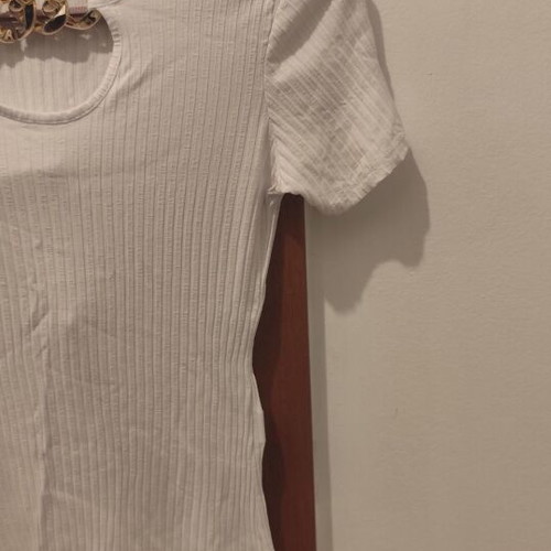 Decoro white ribbed T shirt small like new with gold chain detail