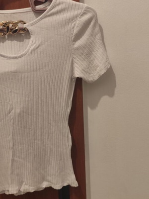 Decoro white ribbed T shirt small like new with gold chain detail