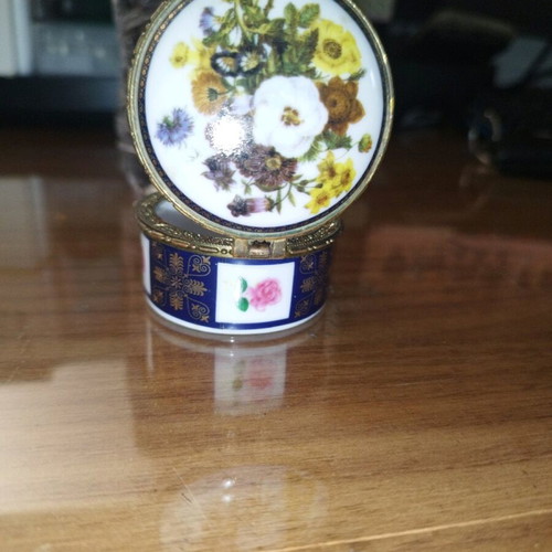 Porcelain small jewelry box used with brass frame