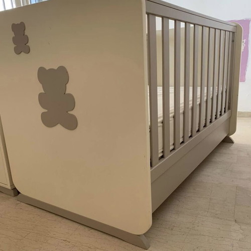 Baby cot with teddy bear design