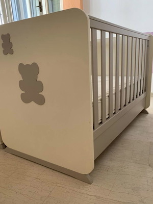 Baby cot with teddy bear design