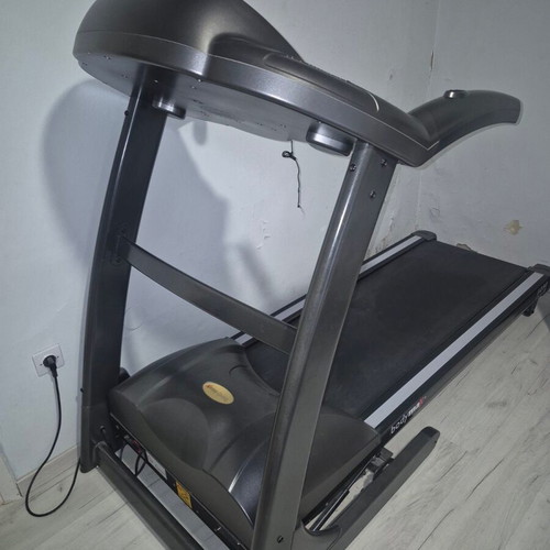 Bodymax 250 Treadmill like new with 1.80 HP motor and auto incline
