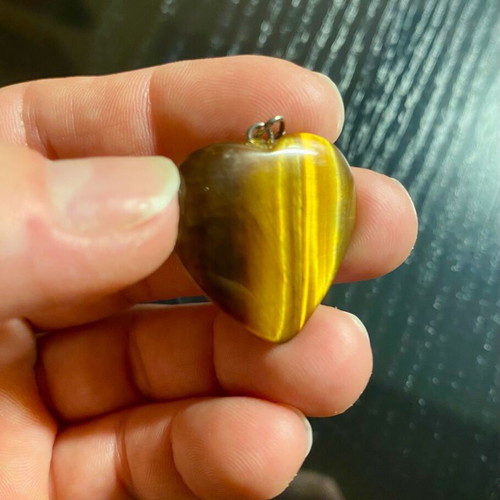 Heart pendant made of tiger's eye semi-precious stone